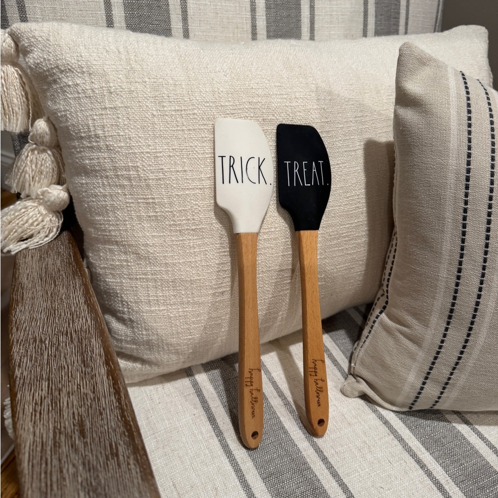 Rae Dunn Halloween Spatula Set - Black and White